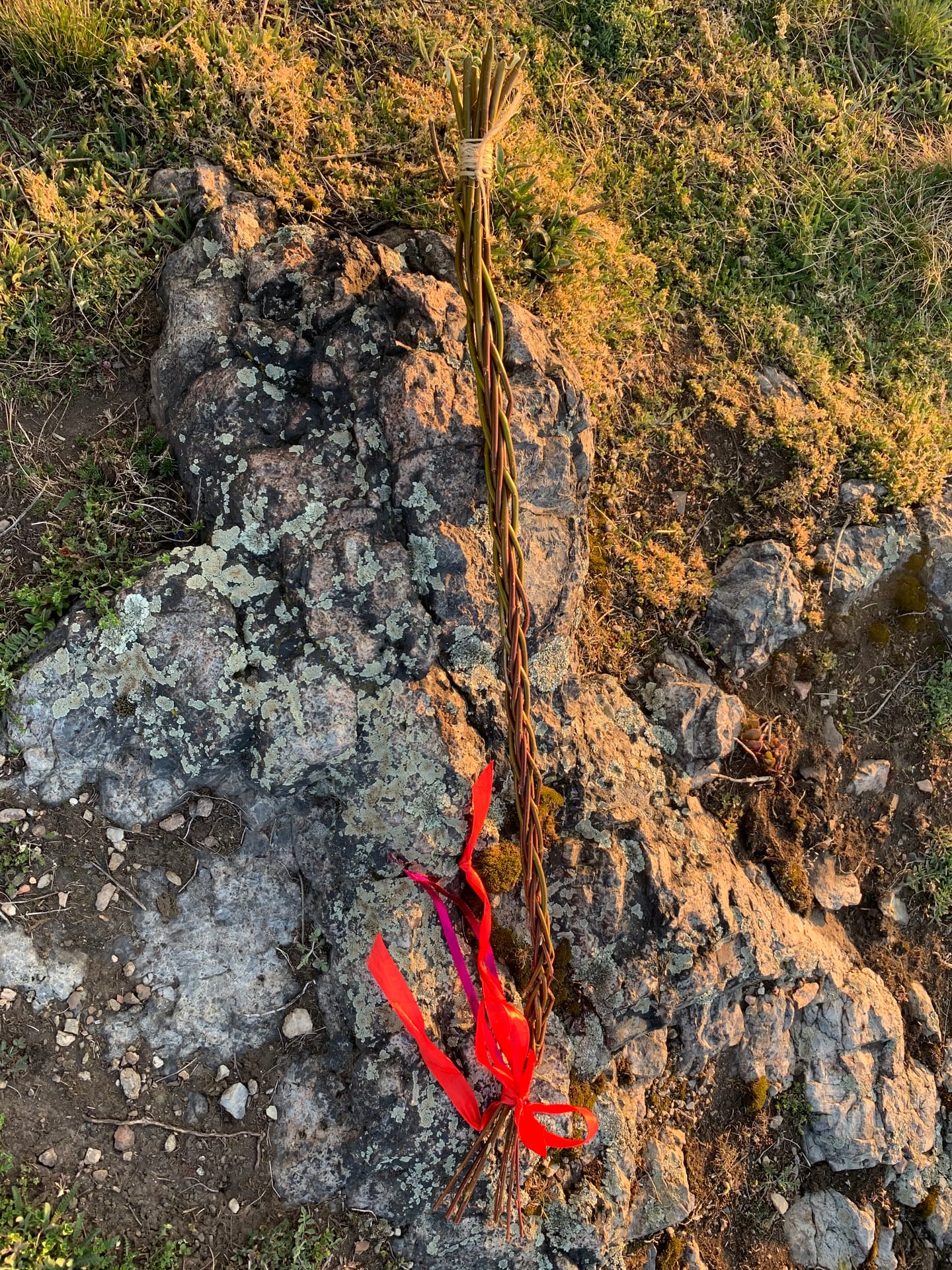 Upleťte si pomlázku. S naším fotonávodem to zvládnete i s dětmi